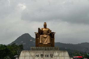 Untuk dapat bekerja ke Korea Anda perlu dokumen yang telah diterjemahkan ke bahasa Korea, source: Pexels